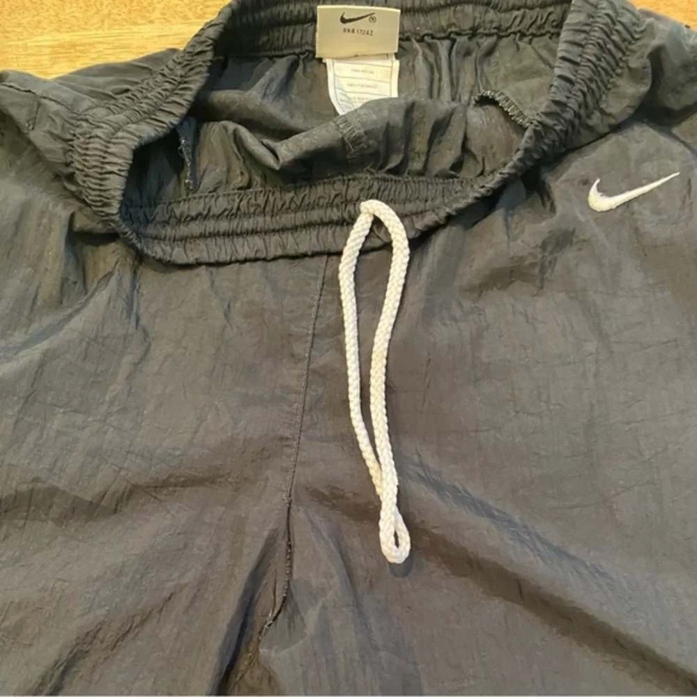 Vintage Nike Youth Size 5/6 Unisex Black Nylon Joggers With Ankle Zippers‎